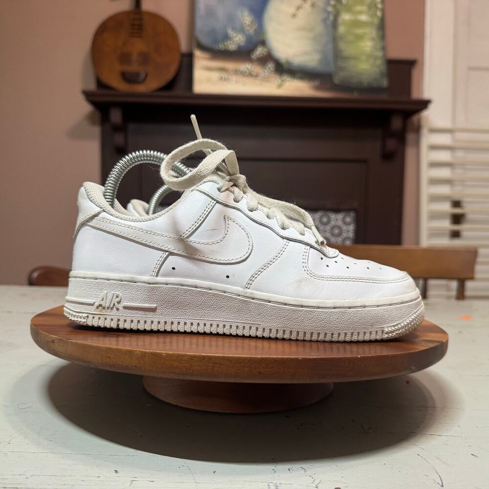 Nike Air Force 1 '07 Low Womens Size 6 White Sneaker Shoes DD8959-100